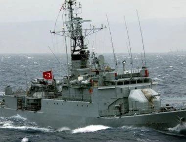 Σοβαρές ζημιές από πυρκαγιά στην τουρκική κορβέτα που είχε φτάσει μέχρι το Σούνιο
